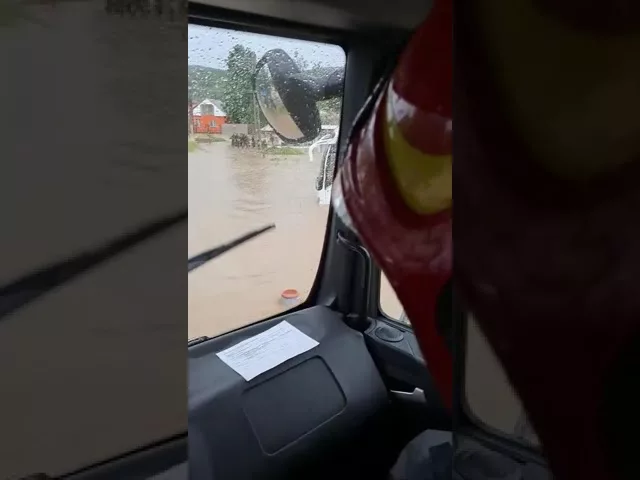 (VIDEO) Zeci de gospodării inundate la Aninoasa