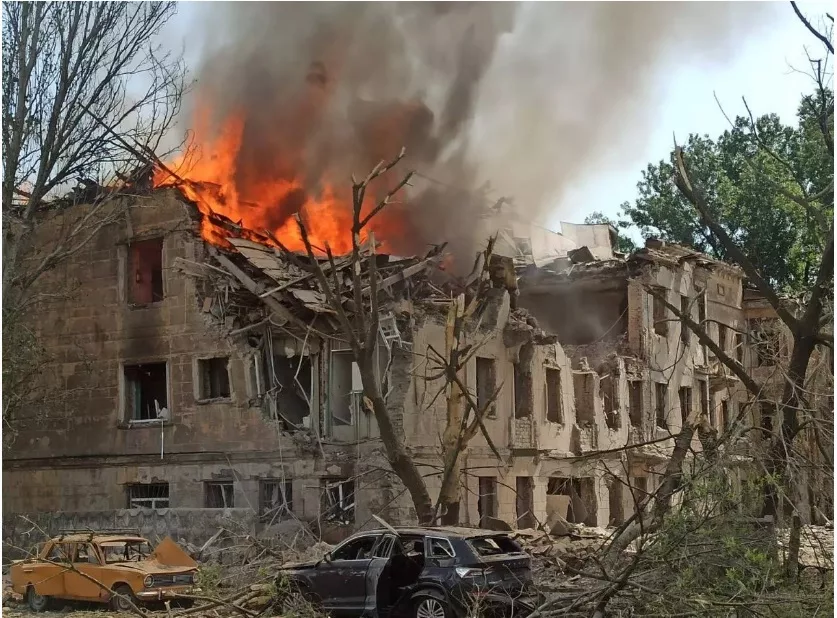 Un mort și 15 răniți, după ce rușii au bombardat un spital din Ucraina