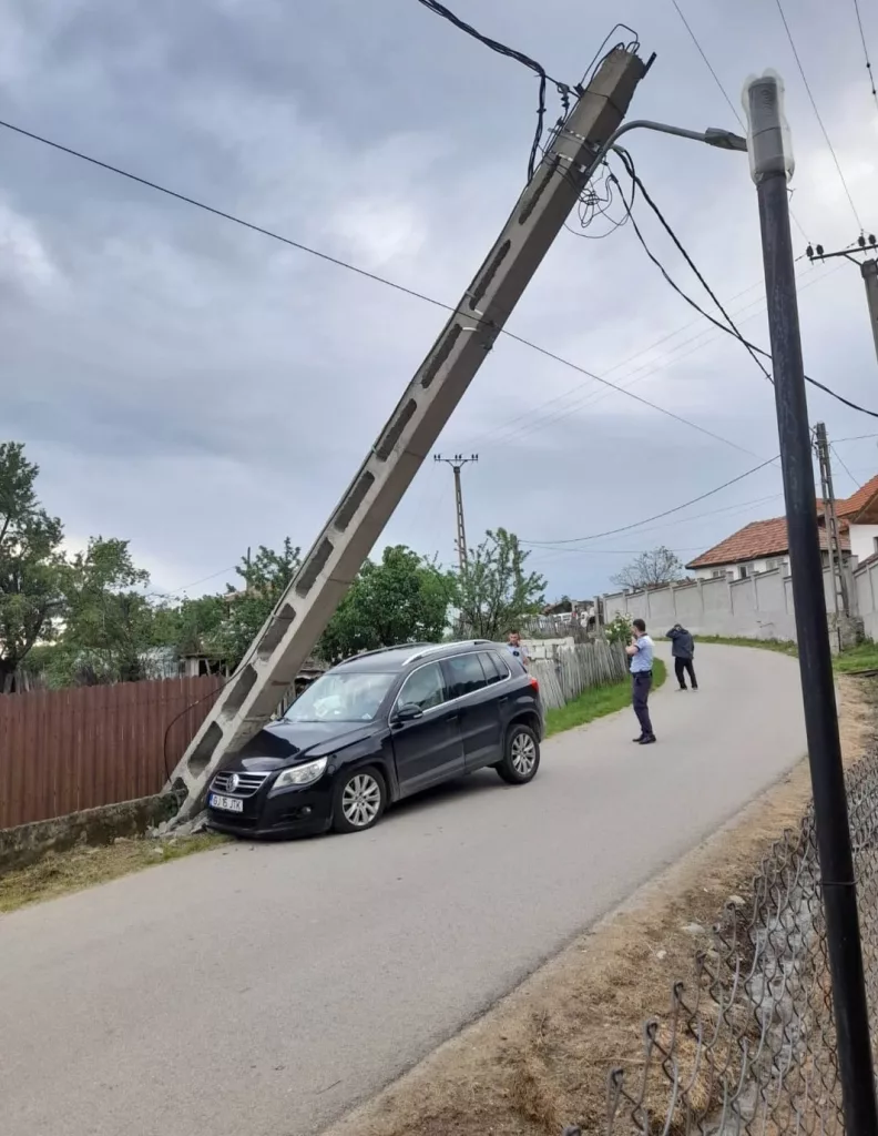 Un șofer a rupt un stâlp cu mașina, la Mușetești