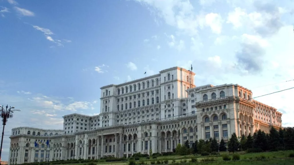 O tânără a fost prinsă cu droguri la intrarea în Parlament