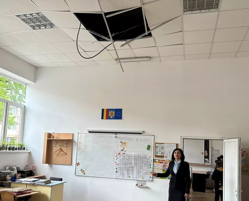 Un tavan fals dintr-o sală de clasă s-a prăbuşit