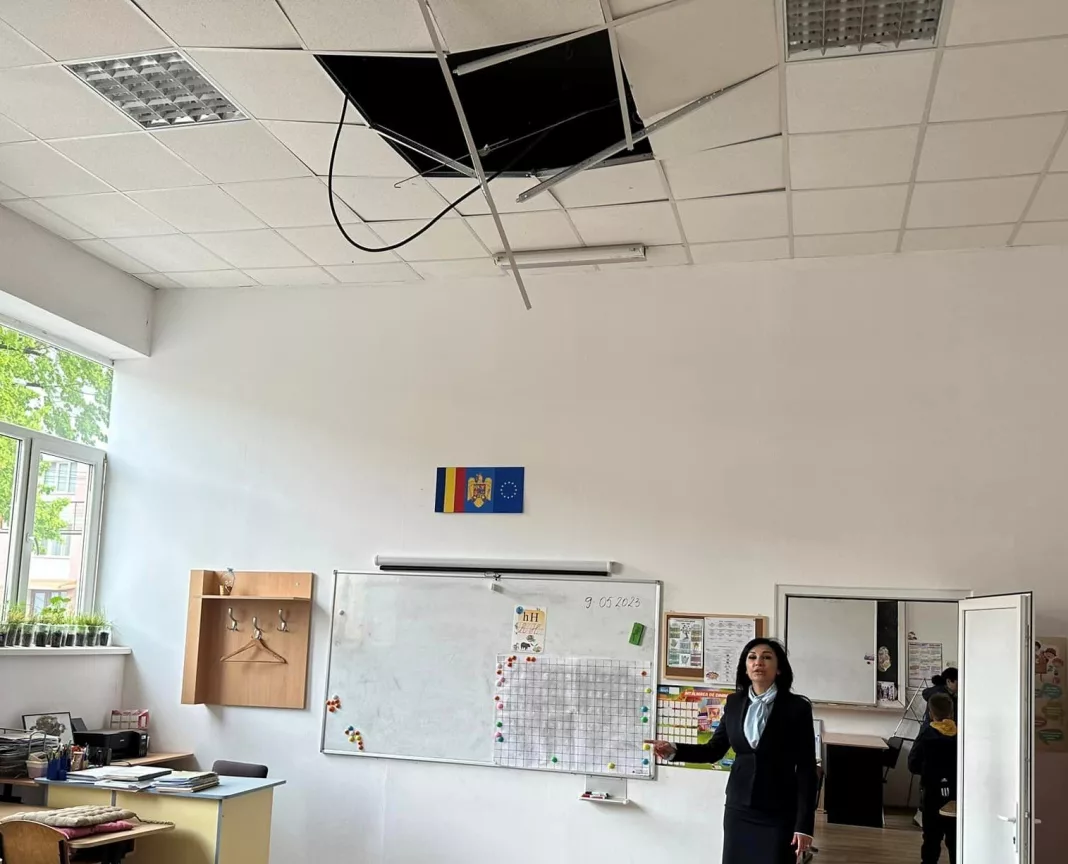 Un tavan fals dintr-o sală de clasă s-a prăbuşit