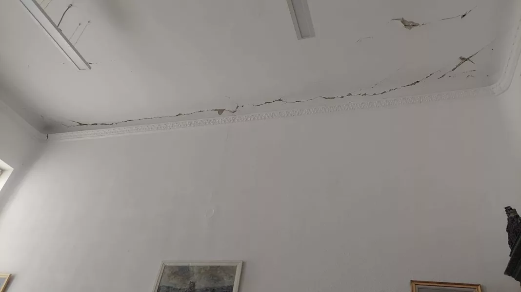 Tencuială căzută într-o sală de clasă la un colegiu din Târgu Jiu