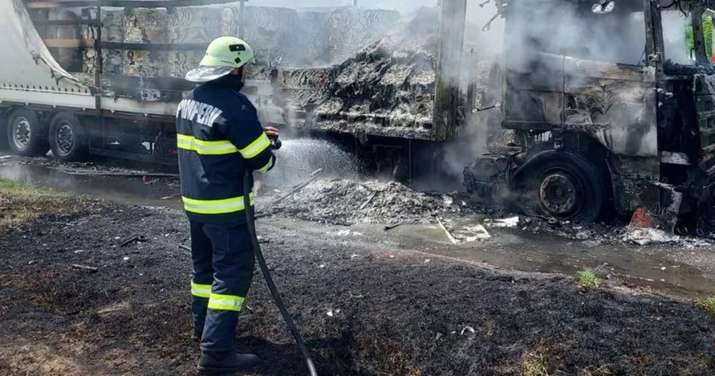 Un TIR cu materiale plastice s-a făcut scrum pe DN 79