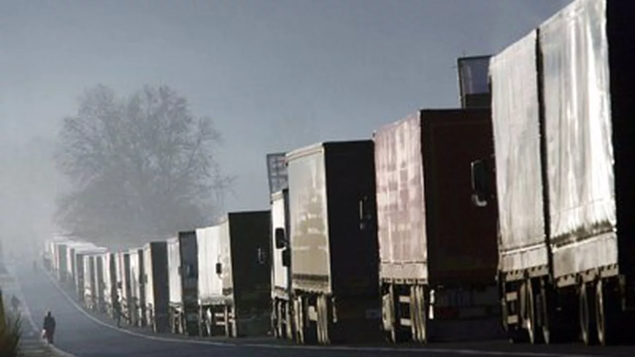 Coloane lungi de camioane la frontiera cu Ungaria