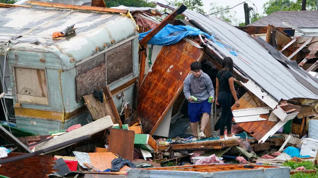 Vreme extremă pe glob. Tornadele au măturat Texasul, iar Spania a fost lovită de ninsoare