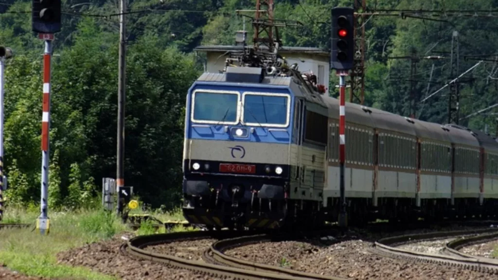 Angajații CFR amenință că ies ei în stradă și că intră în grevă generală
