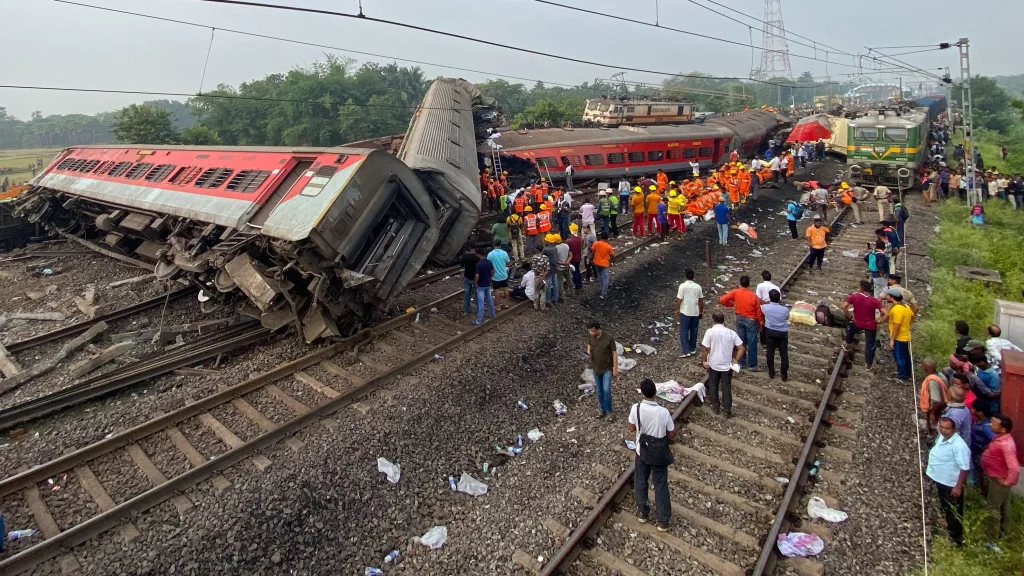 Accident feroviar devastator în India: Aproape 300 morți și 850 de răniți