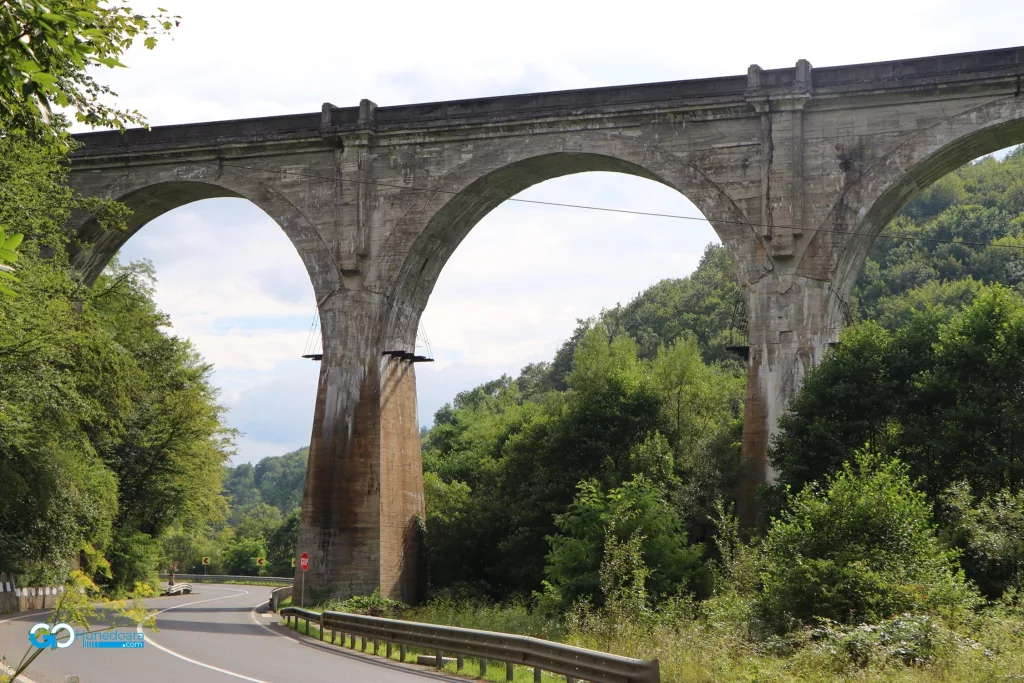 O tânără s-a sinucis aruncându-se de pe un viaduct din Hunedoara