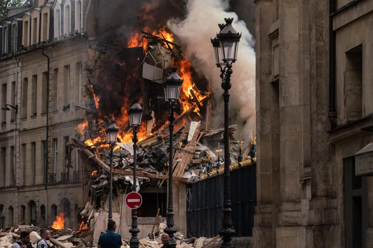 O explozie uriaşă, urmată de un incendiu, a provocat prăbuşirea parţială a unei clădiri şi a dus la rănirea a zeci de persoane în Paris