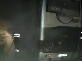 Autobuz cu 30 de pasageri, cuprins de flăcări