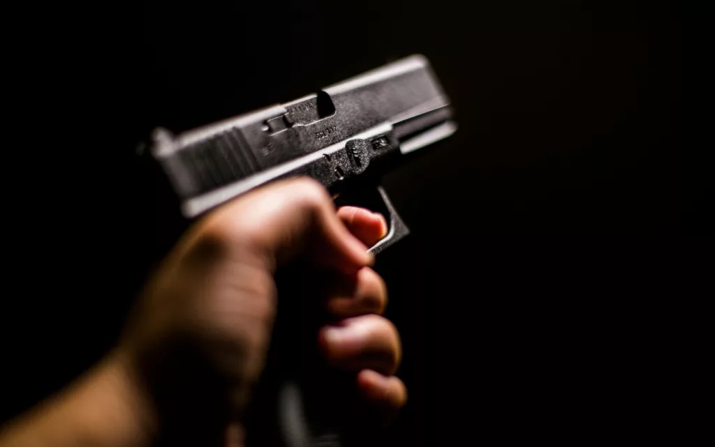 Un tânăr de 18 ani a fost împușcat de un minor de 15 ani pe o stradă din Craiova