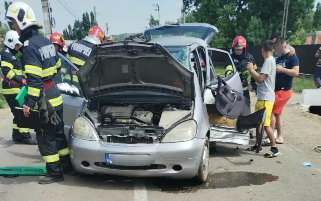Grav accident în Galați. O femeie a murit, iar fiica ei a fost transportată cu elicoperul SMURD