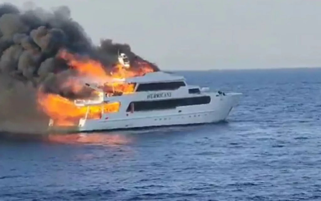 Trei persoane dispărute, după ce o navă a luat foc pe mare în Egipt