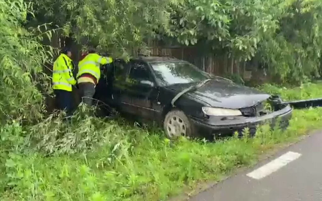 Un tânăr fără permis, cu o mașină cu numere false, a dat peste polițistul care voia să-l oprească
