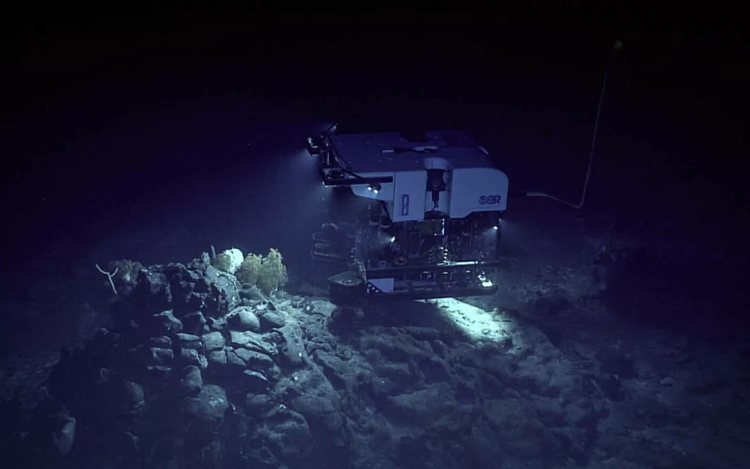 Un vehicul ajuns pe fundul oceanului a început căutarea submersibilului Titan