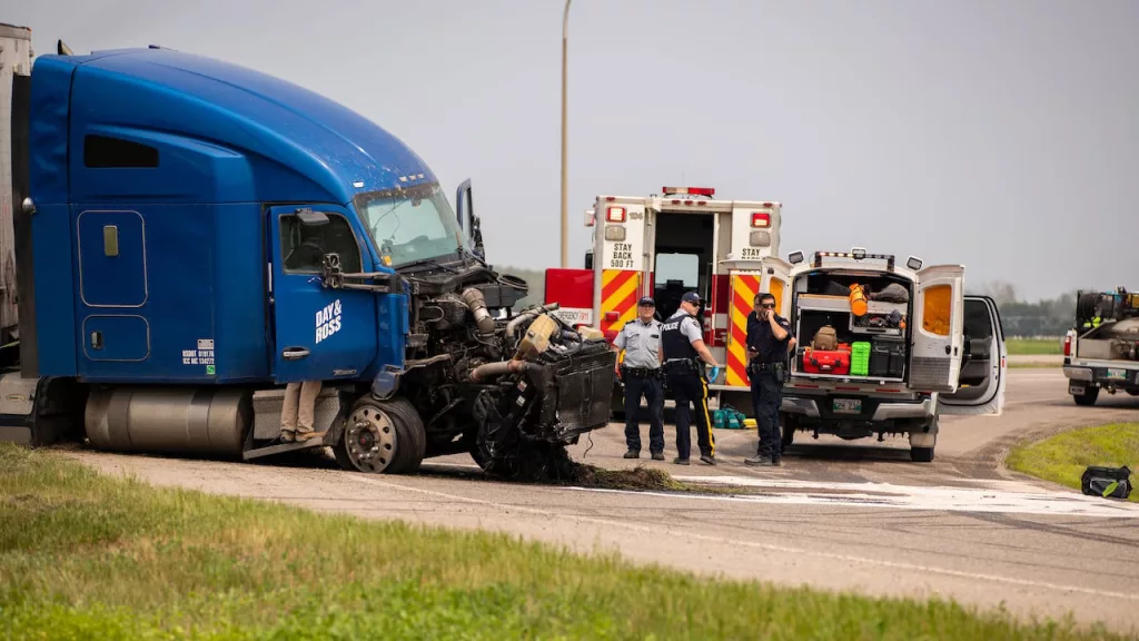 15 morţi şi 10 răniţi după coliziunea dintre un microbuz şi un camion