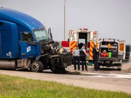 15 morţi şi 10 răniţi după coliziunea dintre un microbuz şi un camion