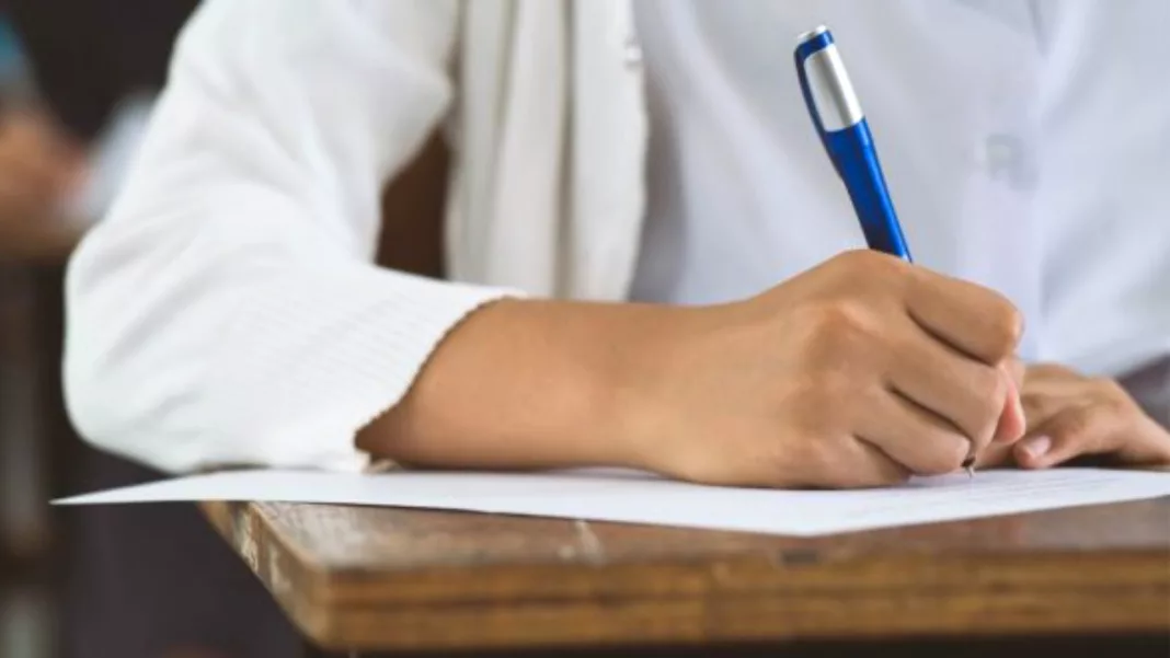 Bac 2023: Un candidat din Dolj a fost eliminat pentru fraudă Bac 2023: Un candidat din Dolj a fost eliminat pentru fraudă