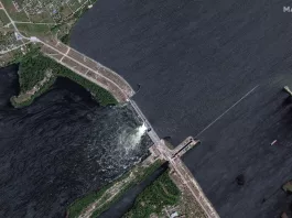 O imagine din satelit arată Barajul Nova Kahovka din sudul Ucrainei care a fost aruncat în aer