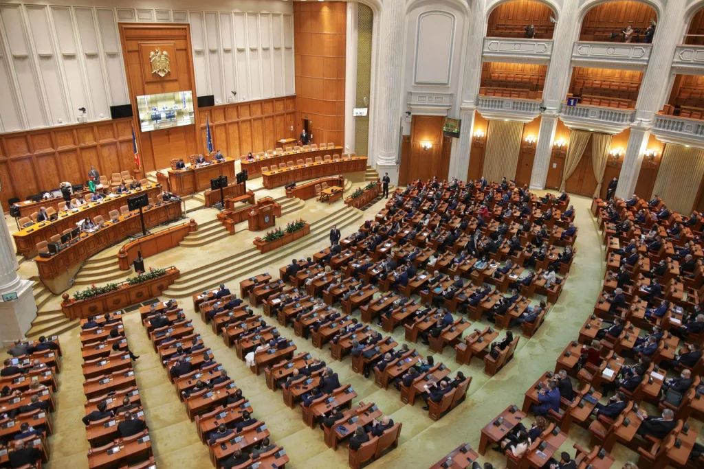 Camera Deputaţilor şi Senatul discută astăzi eliminarea pensiilor speciale ale parlamentarilor