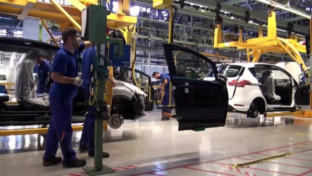 Producția Ford şi Dacia în România a depășit luna trecută pragul de 50.000 de mașini