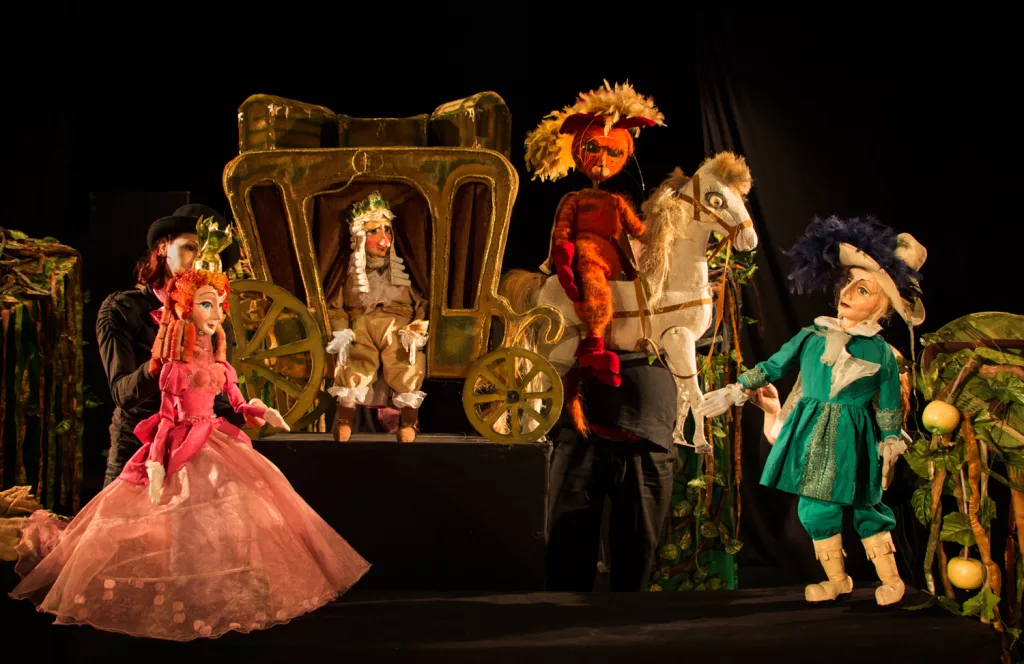 Două spectacole încheie stagiunea Teatrului Colibri