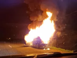 O mașină a ars la Scoarța