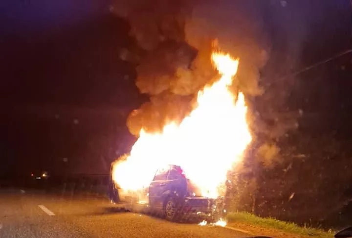 O mașină a ars la Scoarța