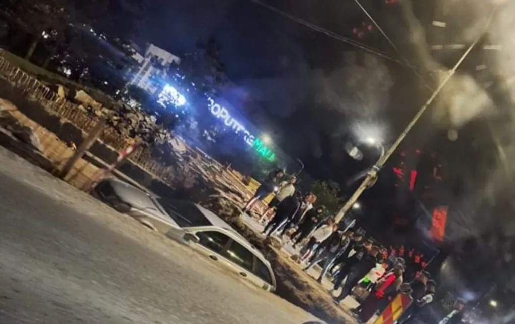 A căzut cu mașina într-o groapă în zona Podului Electroputere