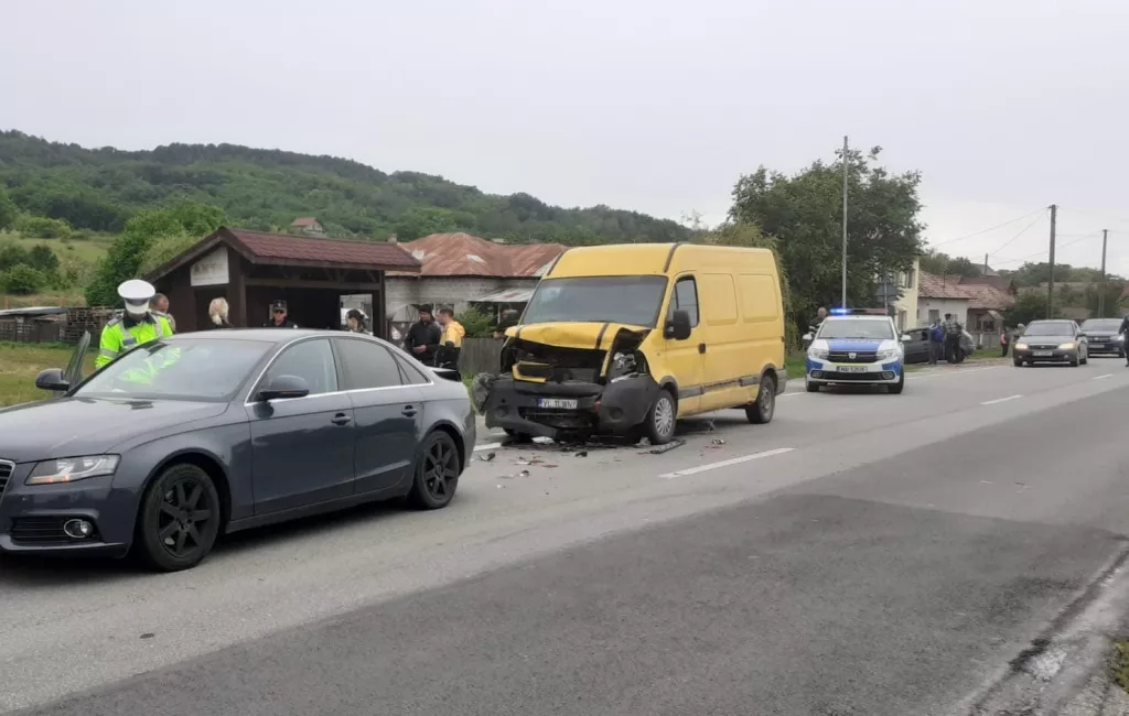 Opt persoane rănite după ce două mașini s-au ciocnit în Vâlcea