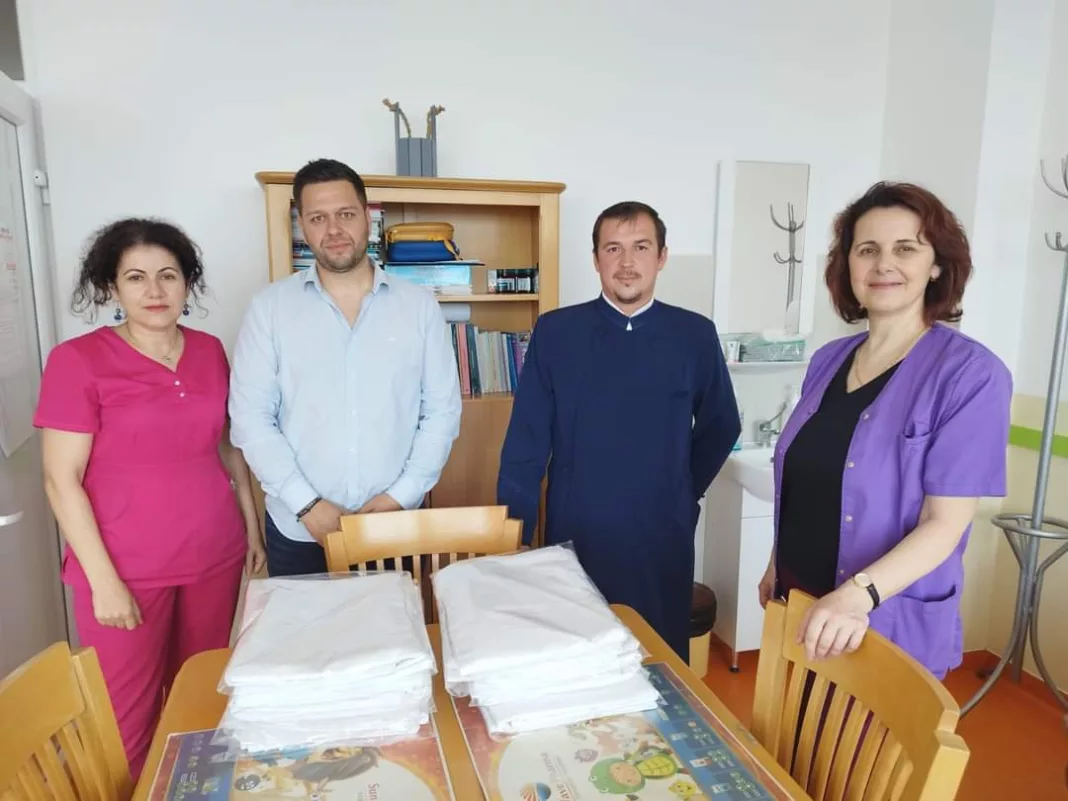 Lenjerie de pat donată Spitalului Județean de Urgență Târgu Jiu de preotul Constantin Cosmin Stoenoiu și antreprenorul Dorin Staicu
