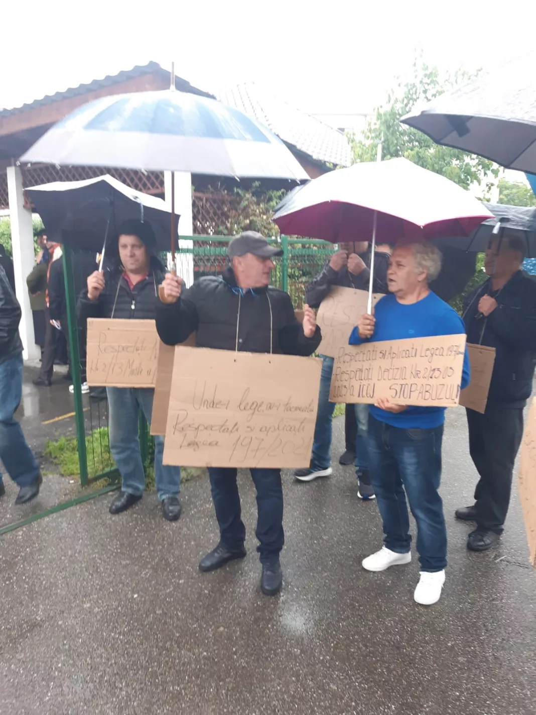 Zeci de persoane protestează la Casa de Pensii Gorj