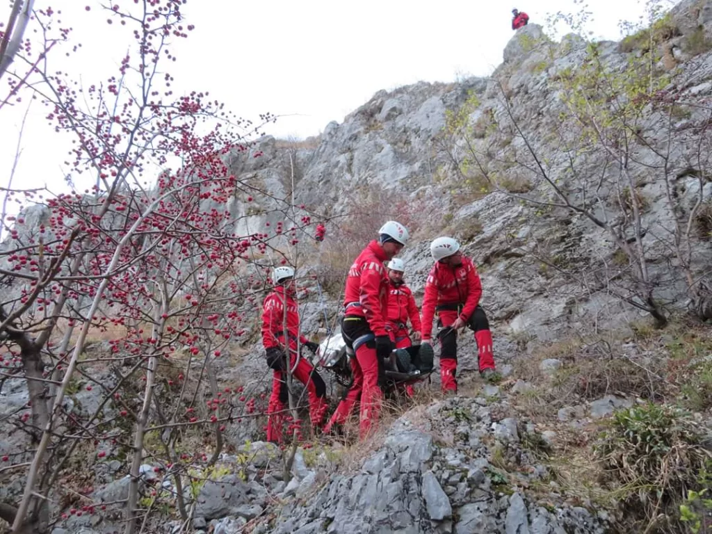 Persoană căzută cu mașina într-o prăpastie de pe Valea Galbenului