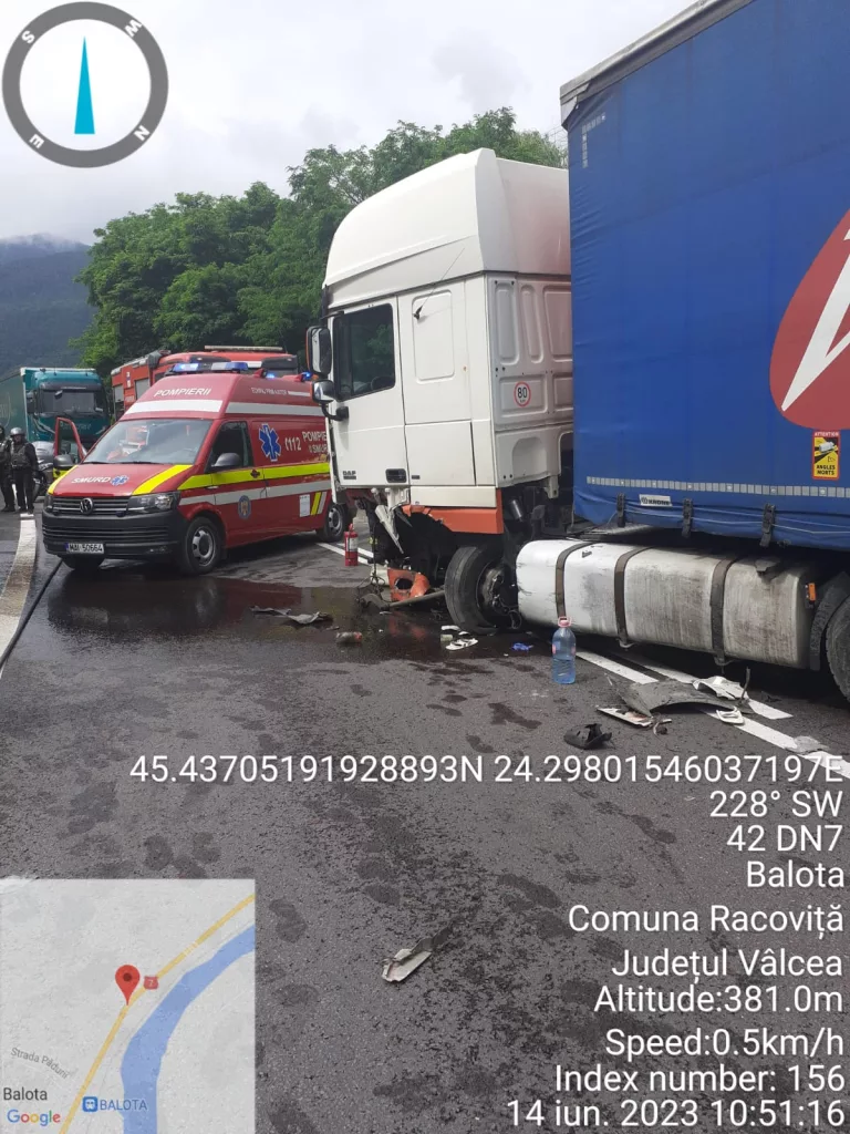 Vâlcea: Doi răniți după coliziunea dintre un autotren și un autoturism