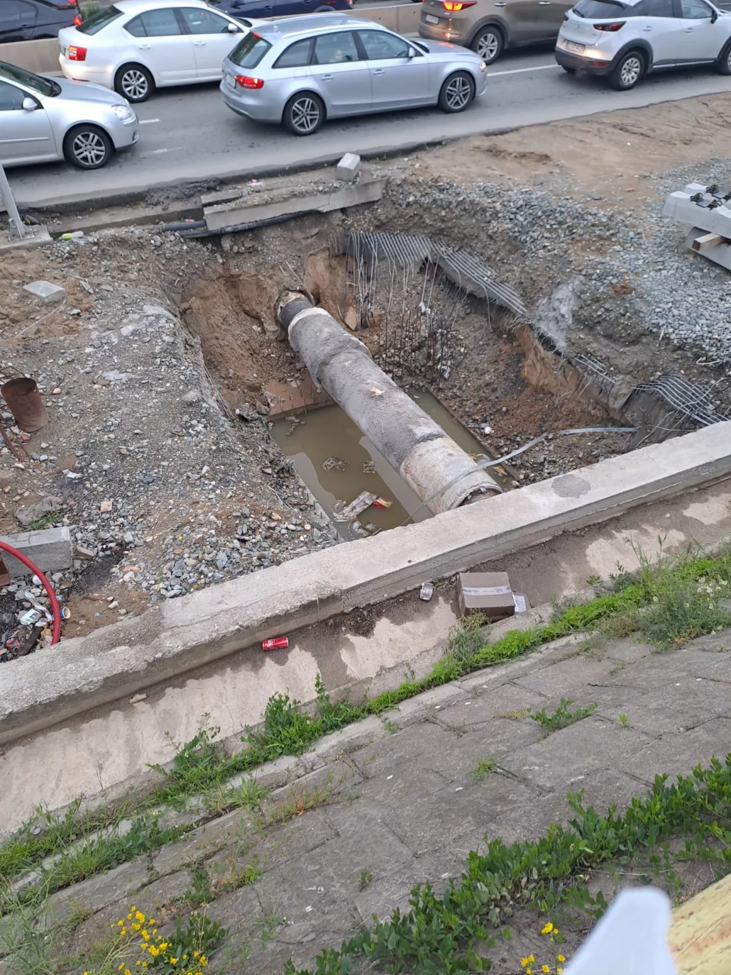 Conducta de apă care ar provoca întârzieri lucrărilor de la calea de rulare a tramvaiului