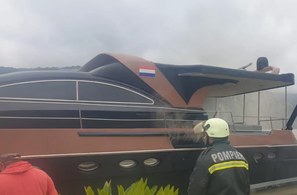 (VIDEO) Incendiu la bordul unui yacht în Dubova