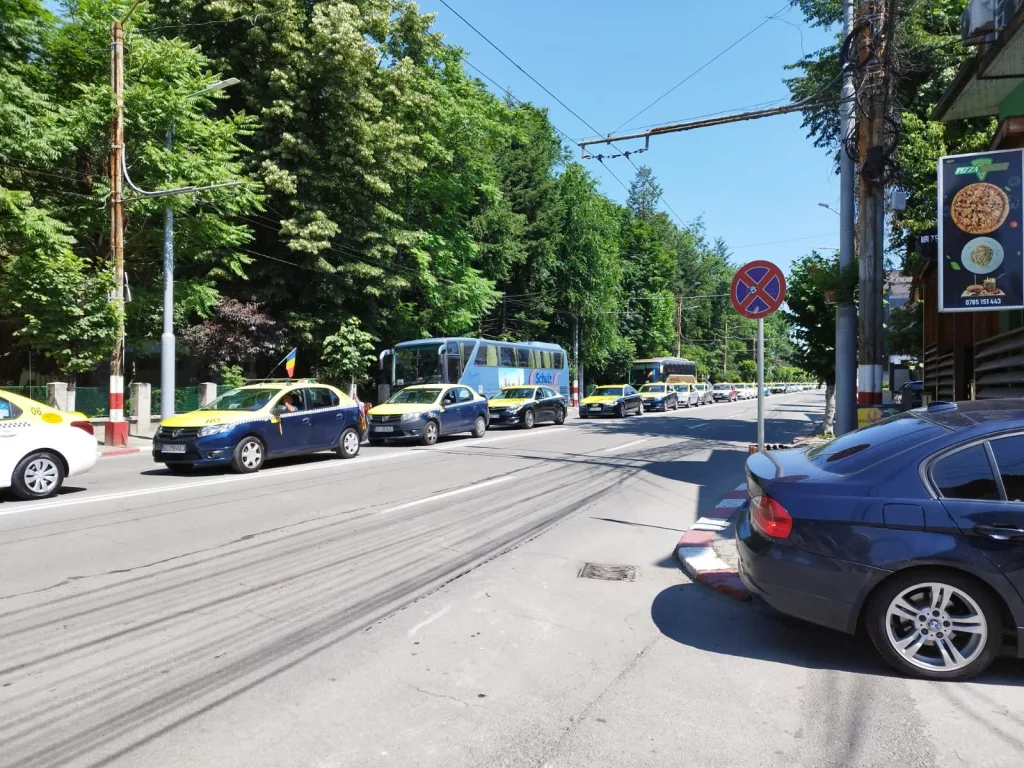 Zeci de taximetriști protestează la Târgu Jiu