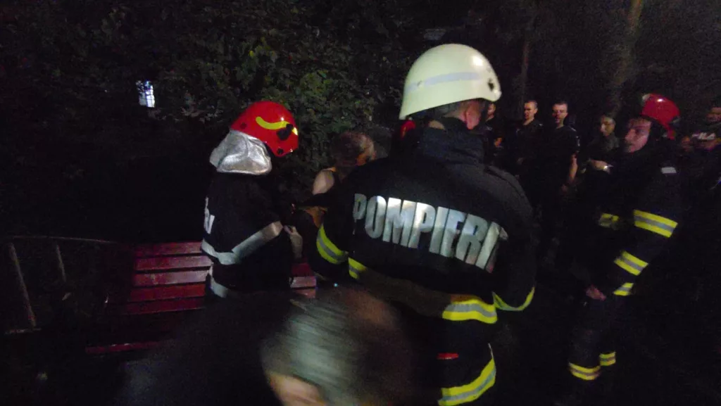 (VIDEO) Incendiu într-o garsonieră din Râmnicu Vâlcea. 4 persoane, la spital. Una este în stare gravă