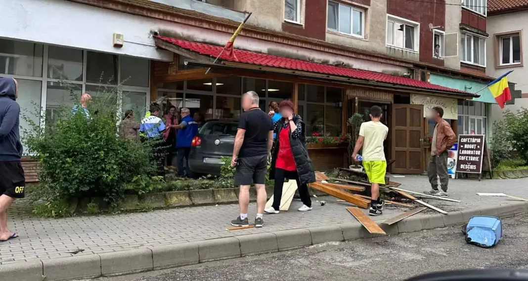 Un șofer a intrat cu mașina într-o cofetărie