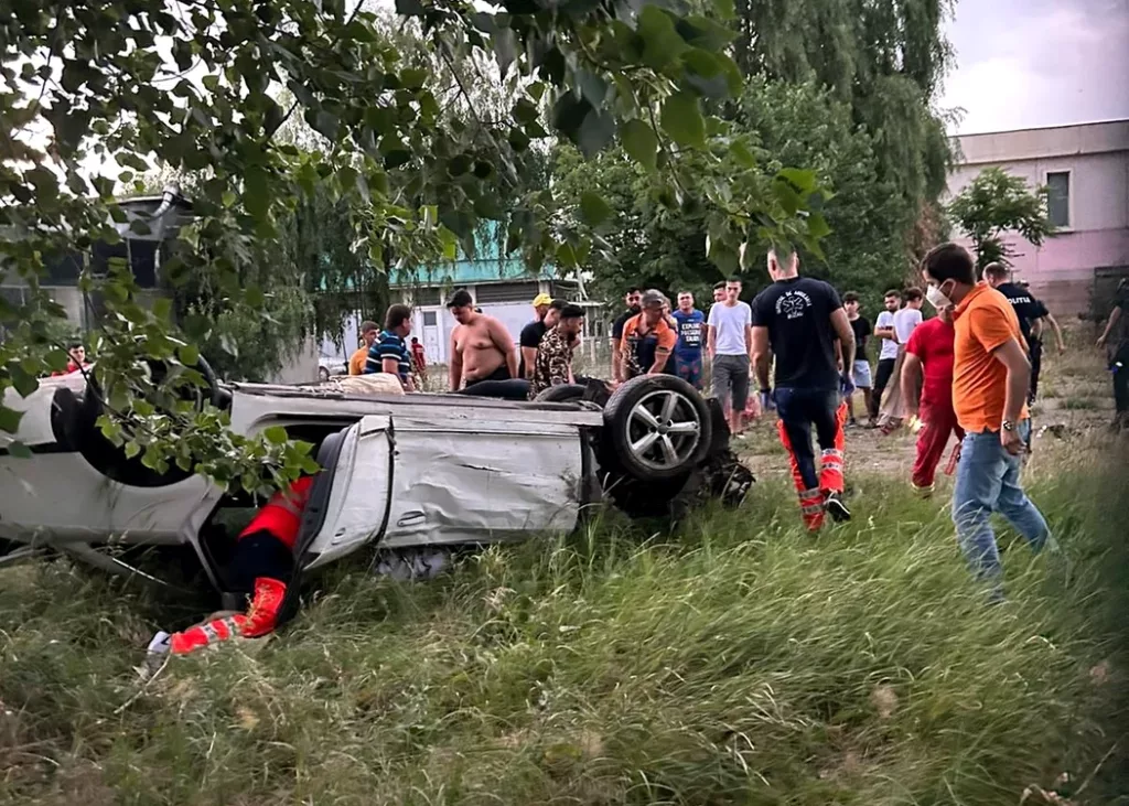 Un mort şi patru răniţi după ce o maşină a lovit trei autoturisme staţionate