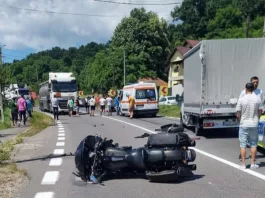 Motociclist mort într-un accident cu două autoutilitare şi un autoturism