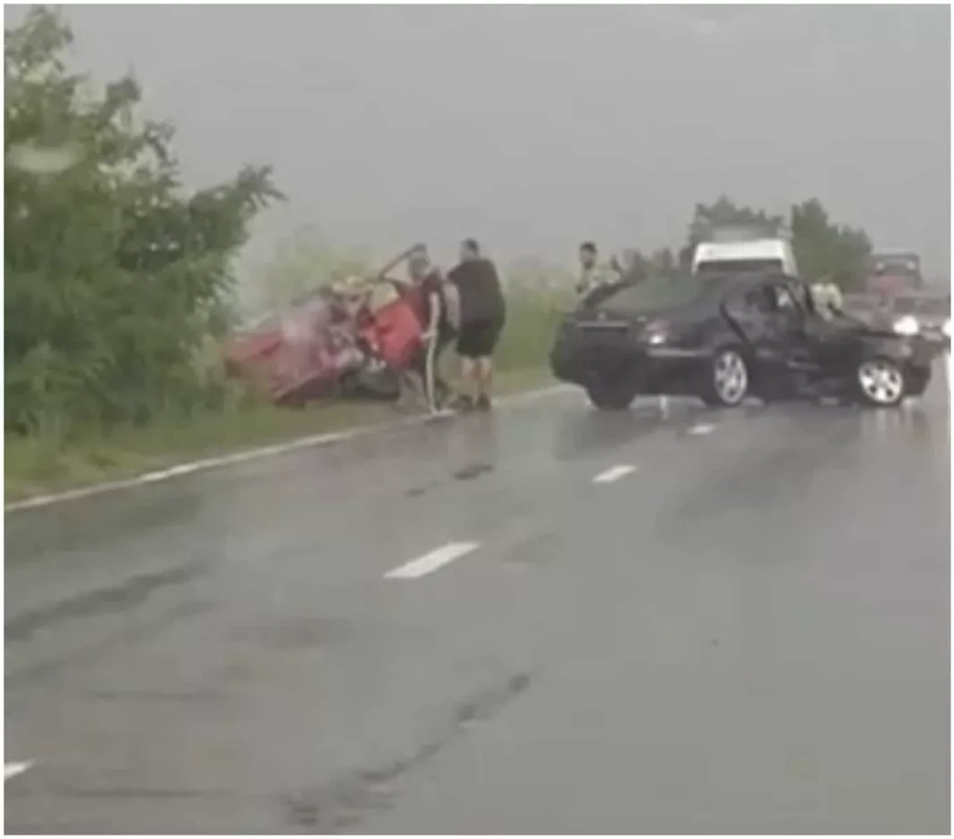 Accident cu cinci răniţi. Trafic blocat