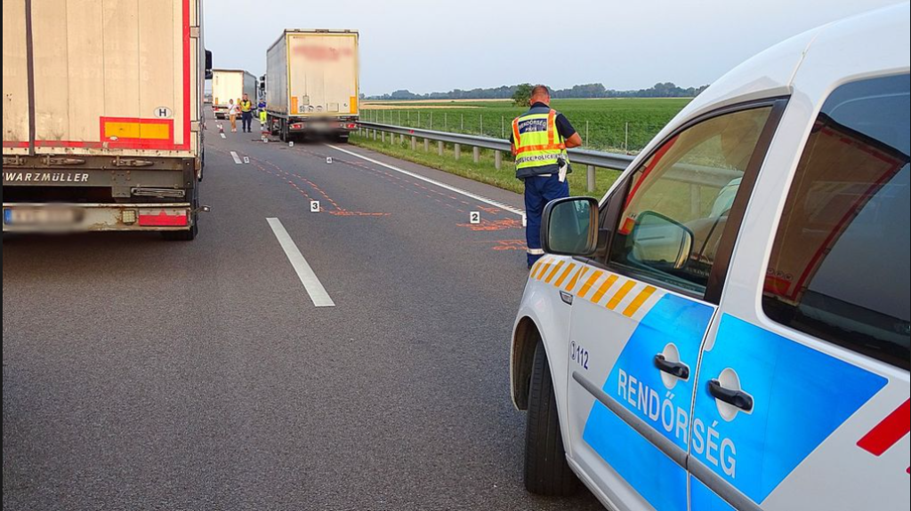 Camionagiu turc, lovit mortal de un TIR românesc în timp ce schimba o roată