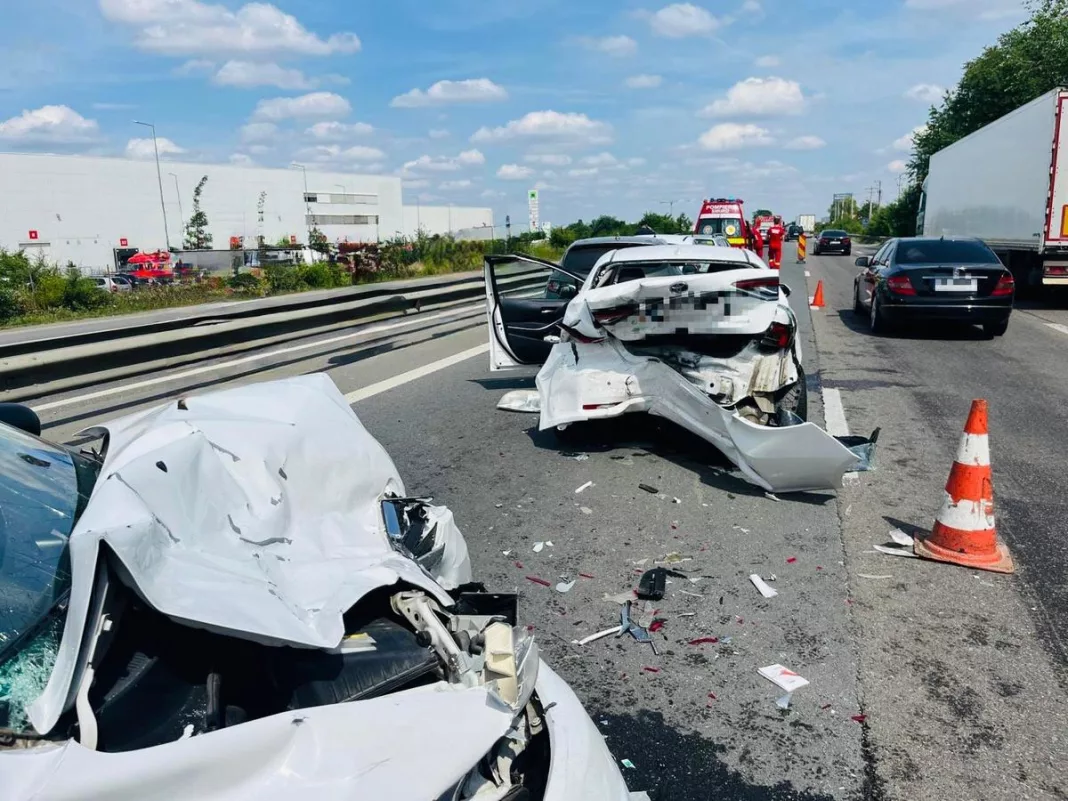 Un copil şi doi adulţi, transportaţi la spital în urma unui accident produs pe A1