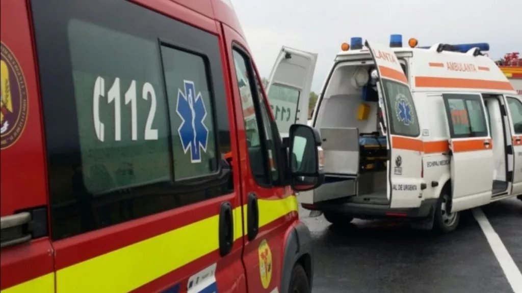 Un mort şi doi răniţi, după ce o mașină s-a lovit de un copac