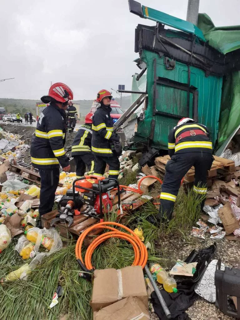TIR răsturnat pe DN 1. Şoferul a murit