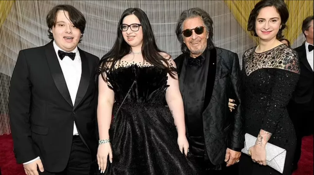 Starul din „Parfum de femeie“ a fost fotografiat în 2020 cu cei trei copii ai săi, gemenii Anton și Olivia, de 22 de ani, și fiica Julie, de 33 de ani, la premiile Oscar din LA