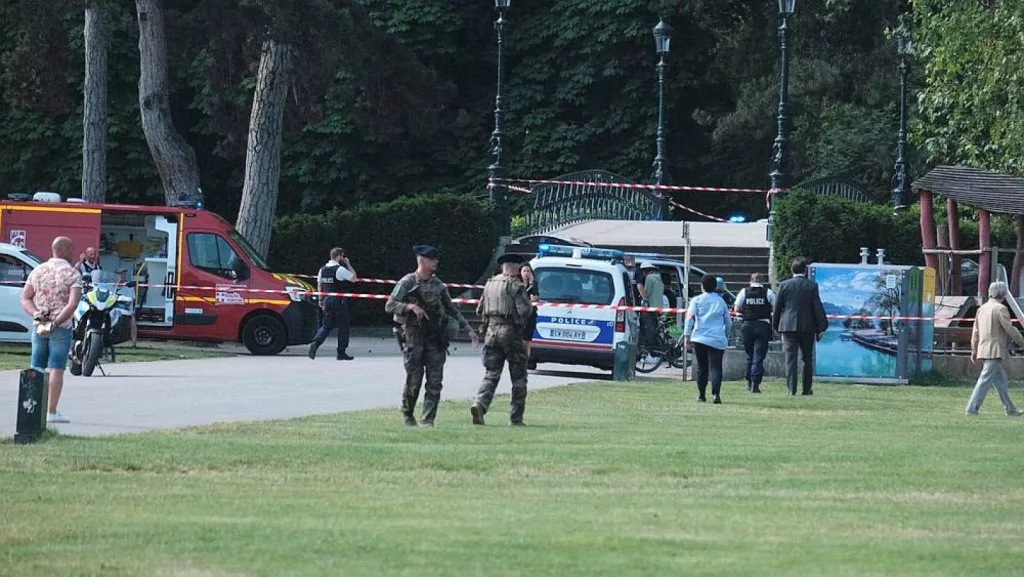 Opt copii şi un adult, înjunghiaţi într-un parc din Franţa