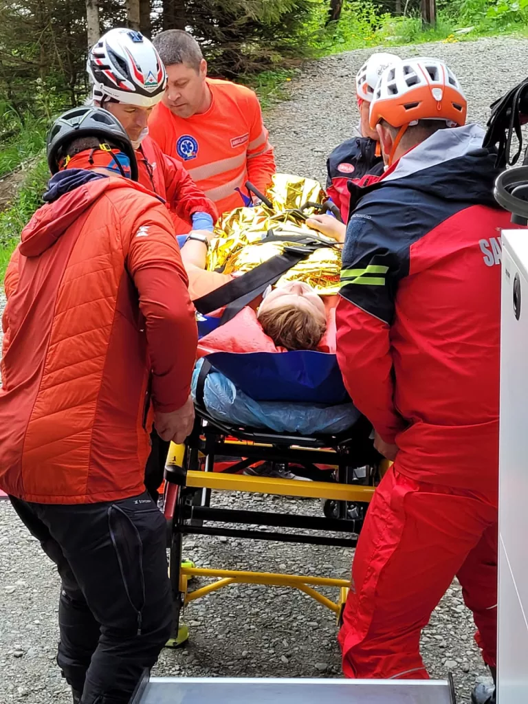 Femeie care a alunecat pe zăpadă la Bâlea Lac, preluată de salvamontişti